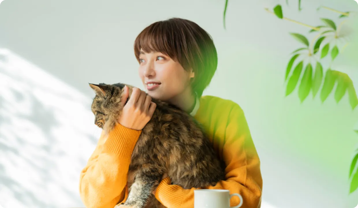 猫を抱きかかえる女性